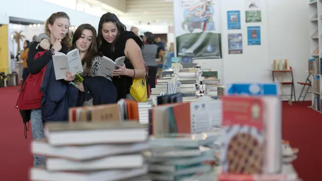 CULTURGAL (RECINTO FEIRAL / PAZO DA CULTURA): acto oficial de inauguracion coas autoridades. Detalles dos stands instalados e cousas curiosas. Exposicion no Pazo da Cultura: detalles, obras, etc. ***DOBRE PAXINA GRAFICA