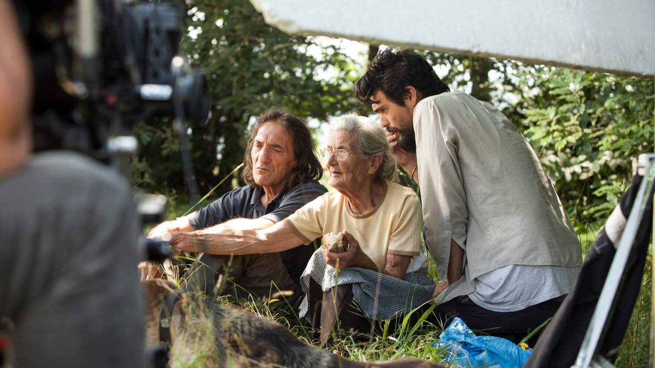 Oliver Laxe, con Amador Arias y Benedicta Sánchez en 'O que arde'. AEP