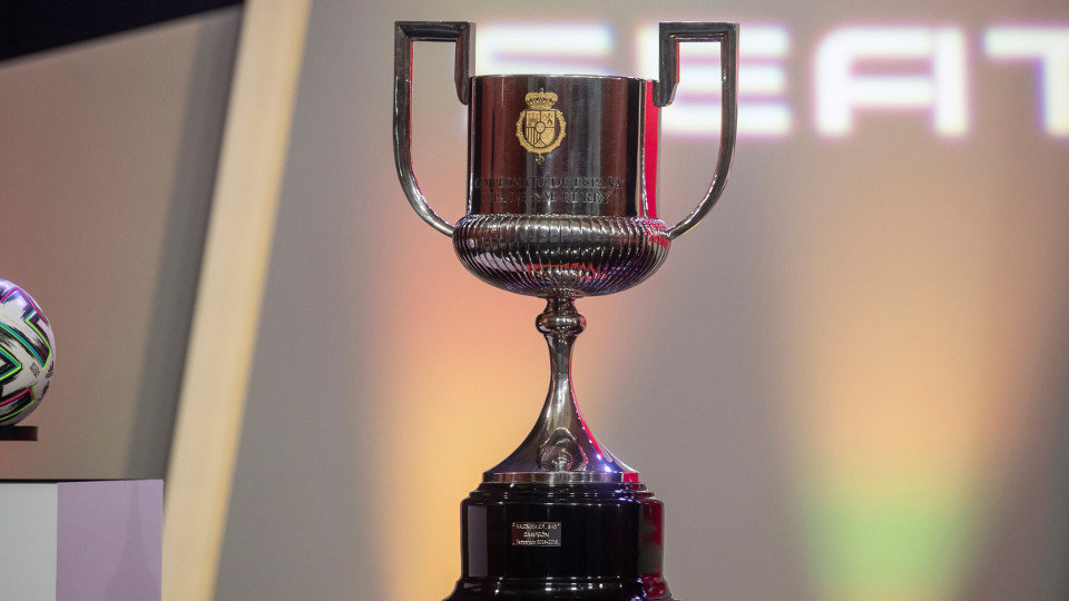 Vista del trofeo de la Copa del Rey. RODRIGO JIMÉNEZ (EFE)