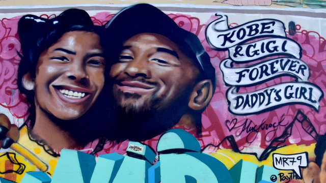 Un mural dedicado a Kobe Bryant y su hija Gianna en Los Ángeles. EFE