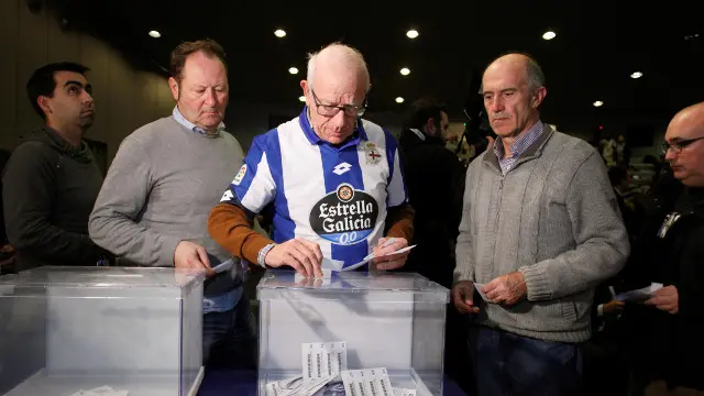 Una asamblea de accionistas del Deportivo. CABALAR