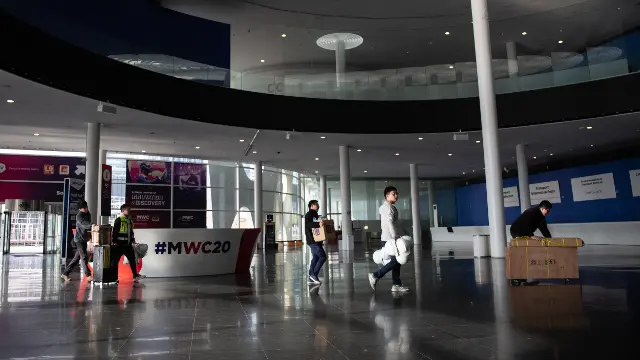 Interior do pavillón do Mobile World Congress durante o desmantelamento das casetas. EUROPA PRESS