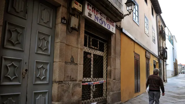 Precinto policial no Bar Novo, en Ourense. EUROPA PRESS