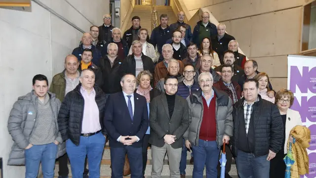 González e Balseiro xunto aos integrantes da plataforma Galicia Baleira. SEBAS SENANDE