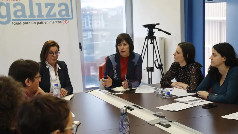 Pontón, nunha mesa de traballo para abordar as necesidades do feminismo. LAVANDEIRA JR.