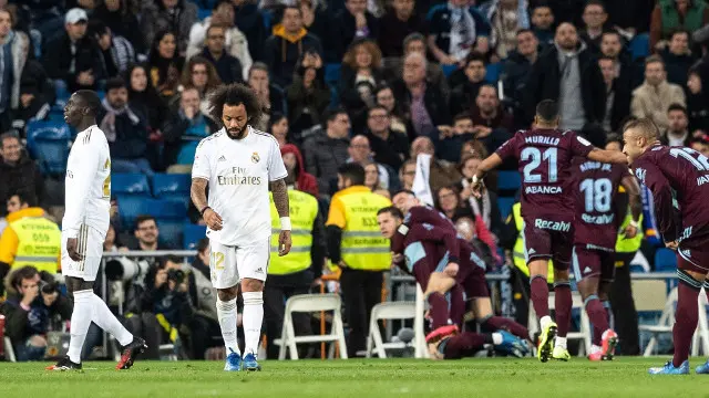 Marcelo, cabizbajo, mientras el Celta celebra el gol de Mina. RODRIGO JIMÉNEZ