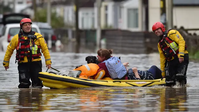 Una familia rescatada en Gales. EFE