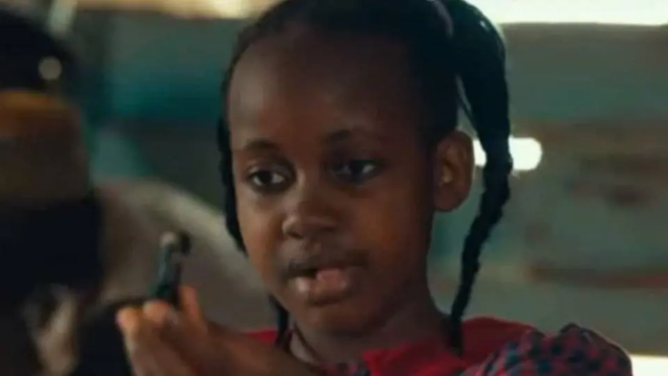 Nikita Walingwa, en un instante de la película La reina de Katwe