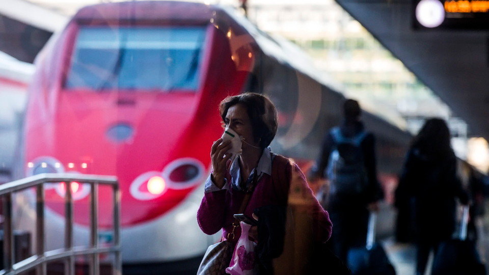 Una mujer se proteje con una máscara del coronavirus en una estación de tren. EFE