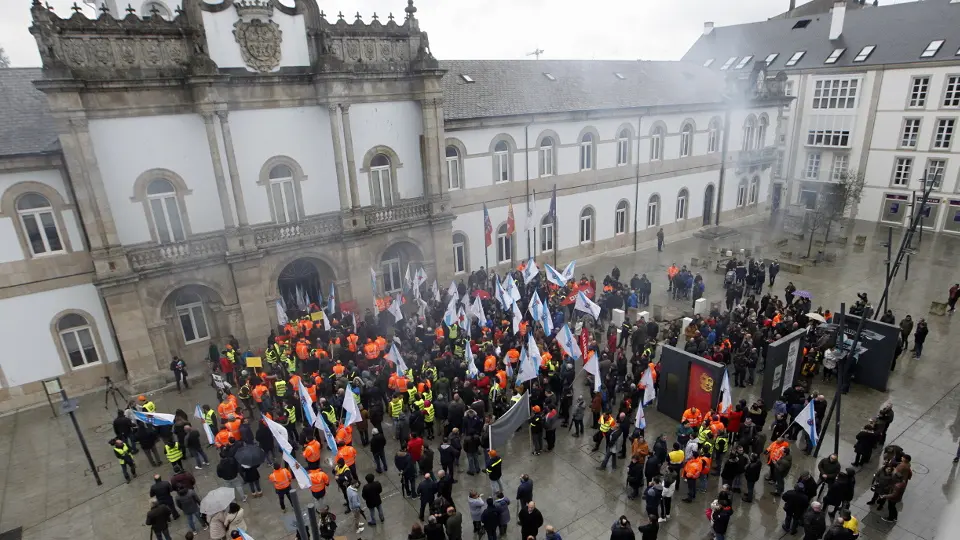 Los manifestantes de Alcoa entraron en la sede de San Marcos. VICTORIA RODRÍGUEZ