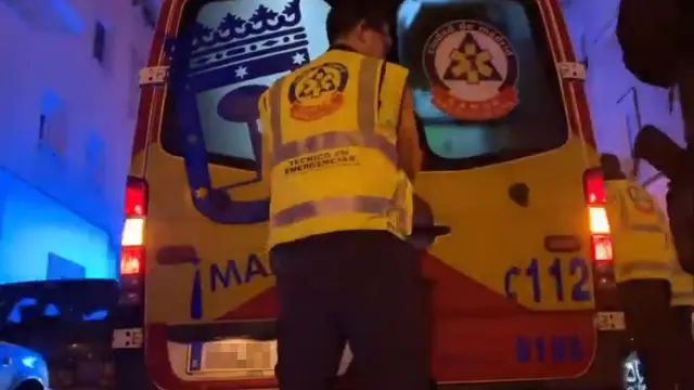 Ambulancia que asistió a la mujer. EP