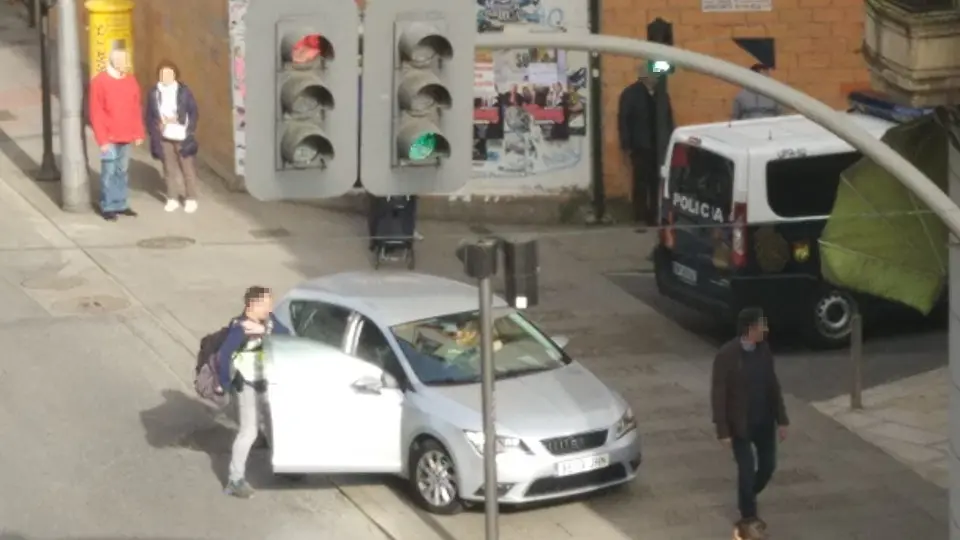 Agentes de la Guardia Civil, con la documentación que obtuvieron de uno de los domicilios. EP