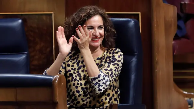 Montero aplaude tras aprobar o acordo do Goberno que fixa os obxectivos de estabilidade orzamentaria e de débeda pública. CHEMA MOYA (EFE)