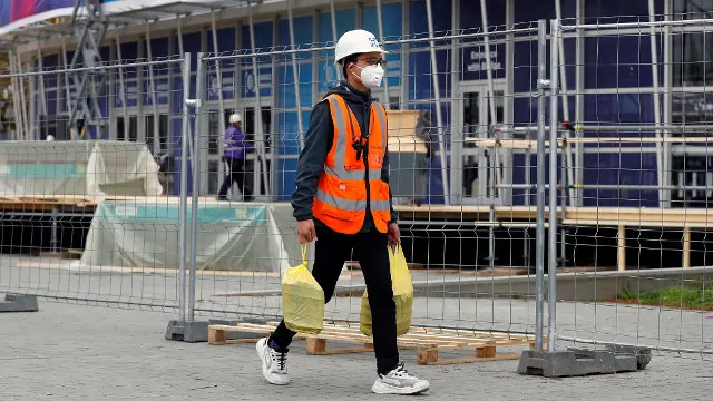 Un hombre con una mascarilla en Barcelona. ALBERTO ESTÉVEZ