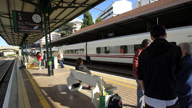 Un tren talgo en una estación. AEP