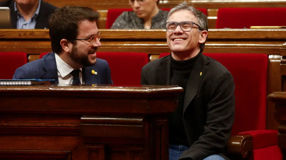 O vicepresidente do Govern, Pere Aragonès, conversa co deputado de ERC Josep María Jové. EFE