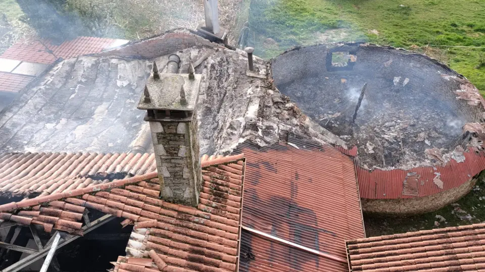 Unha imaxe do incendio. BOMBEIROS SILLEDA