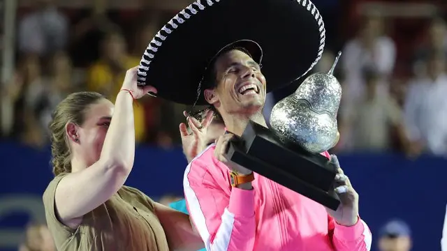 Nadal, co seu trofeo. EFE