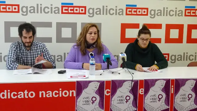 Mamen Sabio, en el centro, en la presentación del estudio del sindicato. CC OO