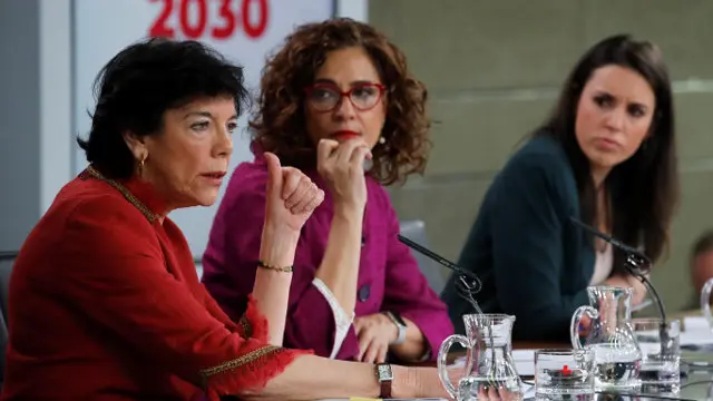Las ministras de Educación, Hacienda e igualdad; Isabel Celaa, Maria Jesús Montero e Irene Montero, durante la rueda de prensa posterior al Consejo de Ministros. JUAN CARLOS HIDALGO (Efe)