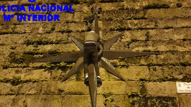 O mozo fuxido, colgado a 20 metros de altura. POLIC&Iacute;A NACIONAL