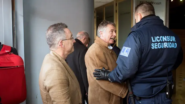 Afiliados del sector crítico de Vox intentan acceder sin éxito a Vistalegre. LUCA PIERGIOVANNI