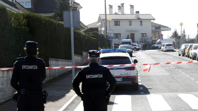 Zona acordonada junto a la vivienda en la que han aparecido dos mujeres muertas en la localidad vizcaína de Abanto. LUIS TEJIDO (EFE)
