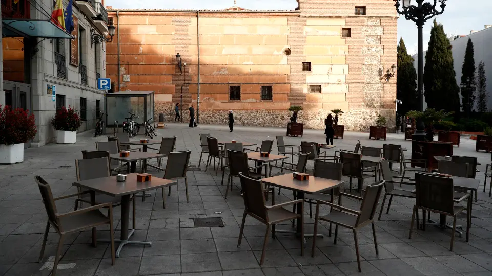 Vista de una terraza vacía en la plaza de San Martín, en el centro de Madrid, este jueves. MARISCAL (EFE)