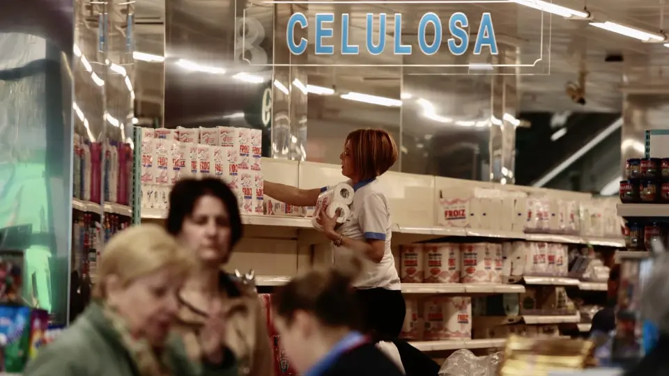 Traballadora repo&ntilde;endo papel hixi&eacute;nico nun supermercado. GONZALO GARC&Iacute;A