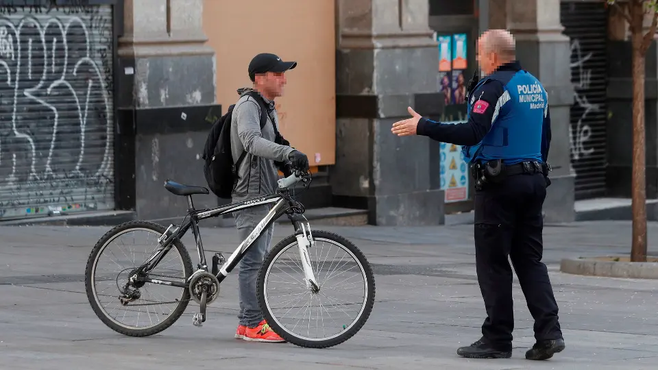 Un polic&iacute;a informa a un ciudadano de la prohibici&oacute;n de montar en bici tras decretarse el estado de alarma. J.J. GUILL&Eacute;N (EFE)