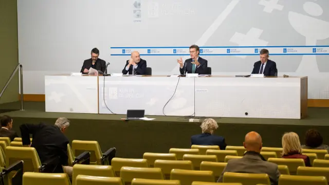 Feij&oacute;o explicando las nuevas medidas. XUNTA