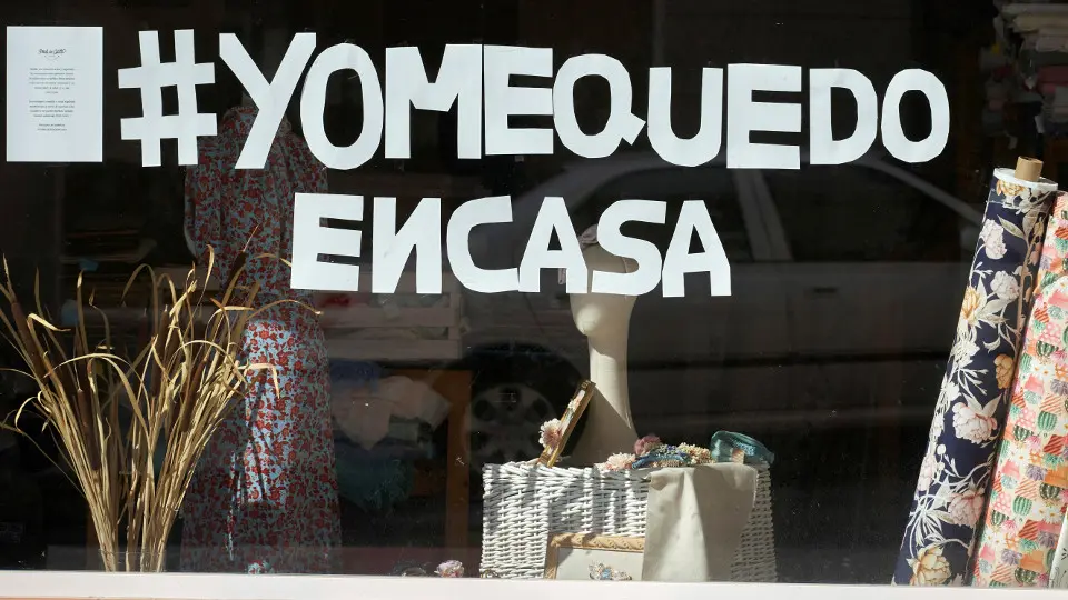 El lema 'Yo me quedo en casa', en un escaparate. EFE