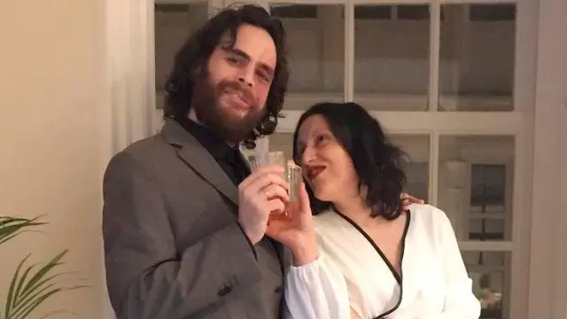 Alba Díaz y Daniel, la pareja que decidió casarse en confinamiento por la ventana en Monforte. EFE