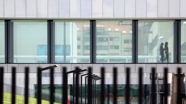 Dos trabajadores en la sede de Inditex en Arteixo. CABALAR