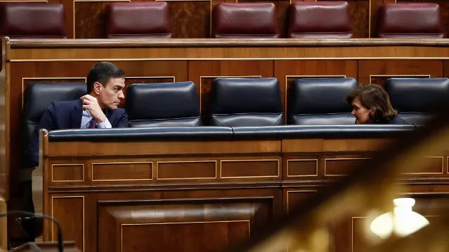 Pedro Sánchez habla con Carmen Calvo con el hemiciclo semivacío. MARICAL (Efe)
