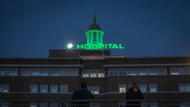 El Hospital Universitario VIrgen del Rocío ilumina su cúpula de verde como símbolo de resiliencia para los profesionales y ciudadanos.
