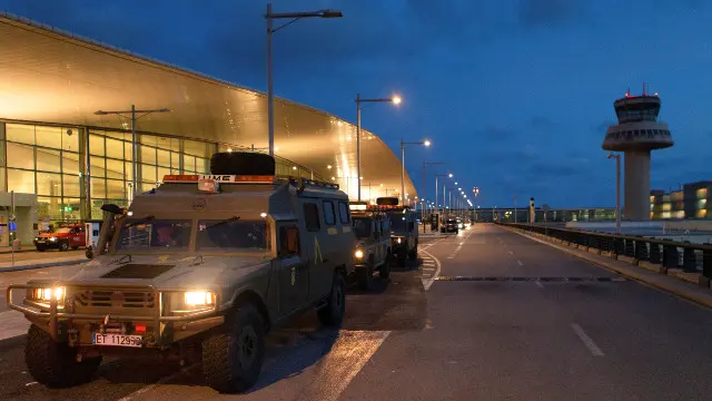 Vehículos de la Ume en las afueras de El Prat. ENRIC FONTCUBERTA