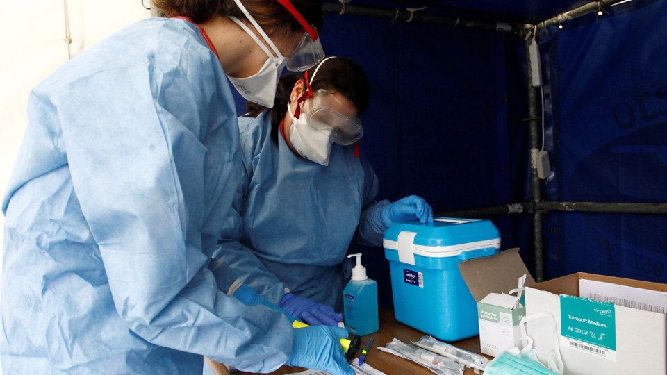 Trabajadores del hospital Novoa Santos de Ferrol toman muestras de detección del coronavirus. EFE