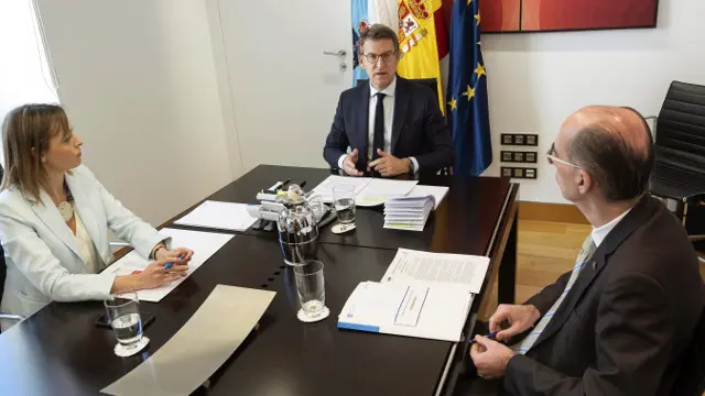 Núñez Feijóo participa nunha reunión cos responsables de Sanidade, Jesús Vázquez Almuiña e Política Social, Fabiola García. EFE