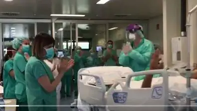 El paciente cero de Vigo, entre aplausos. TWITTER