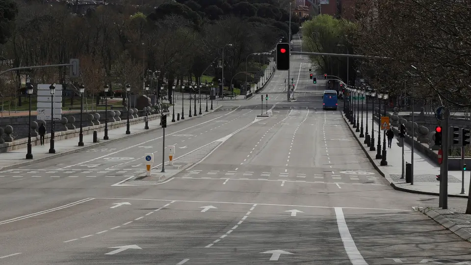 Una calle completamente desierta. KIKO HUESCA (EFE)