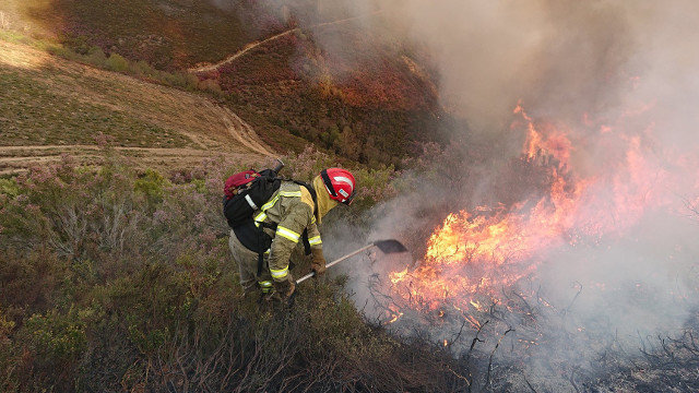 Incendio en Vilamartín de Valdeorras. BRIF Laza