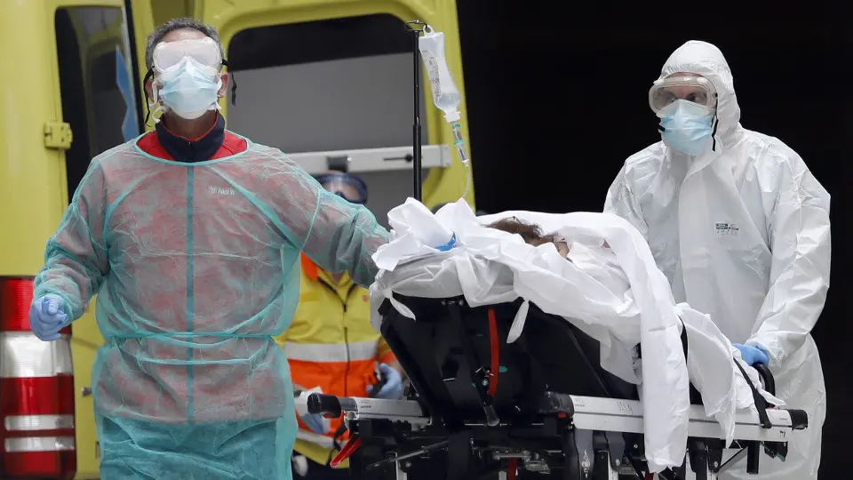 Sanitarios trasladan a un enfermo. EFE