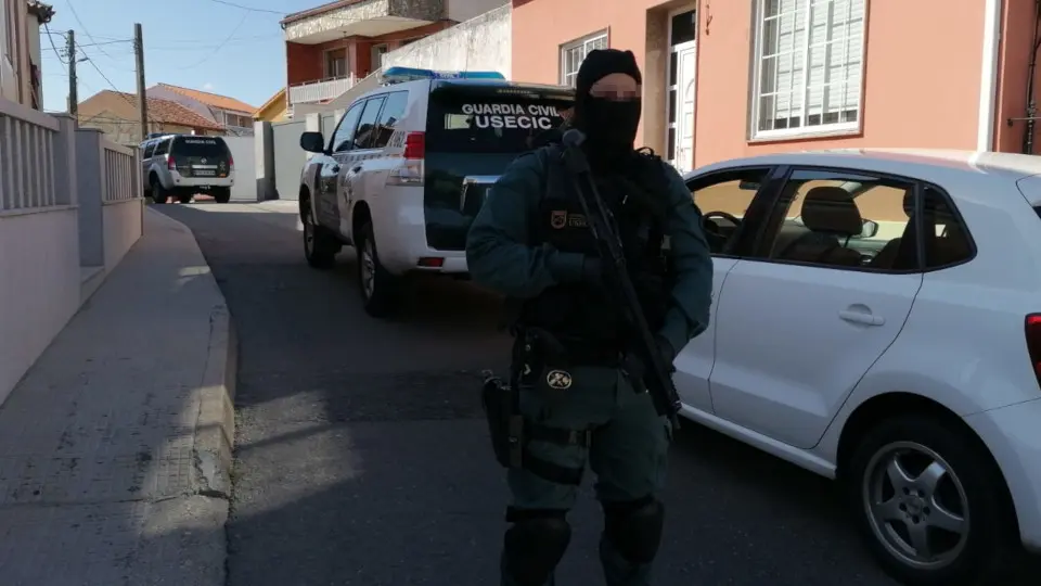 Imagen de uno de los registros llevados a cabo este lunes en la Illa de Arousa. JAVIER CERVERA-MERCADILLO