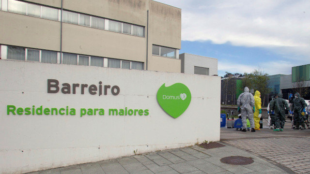 Varios militares realizan labores de limpeza na residencia de Barreiro, en Vigo. EFE