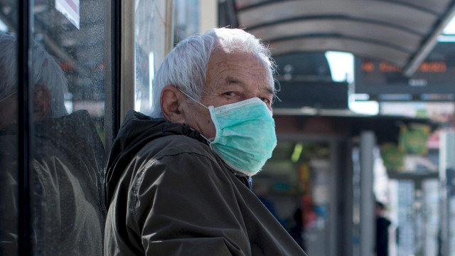 Un home cunha máscara nunha parada de autobús en Ourense. BRAIS LORENZO (EFE)