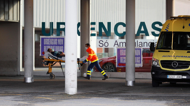 Una ambulancia llega con un enfermo a las urgencias del Hospital Lucus Augusti, en Lugo. EFE