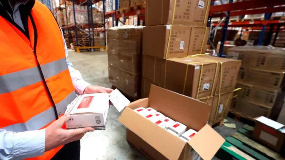 Una muestra de los test que el Gobierno ha enviado a las comunidades. JAVIER CEBOLLADA (EFE)