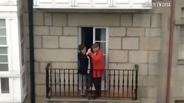 Baile nupcial en el balcón. ANTENA 3