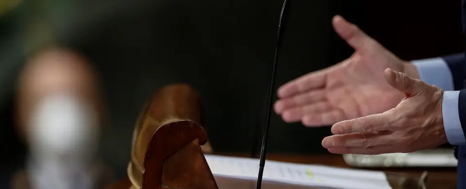 Porrtada Detalles de las manos de Pedro Sánchez, con un empleado de la Cámara, al fondo, portando una mascarilla EFE 